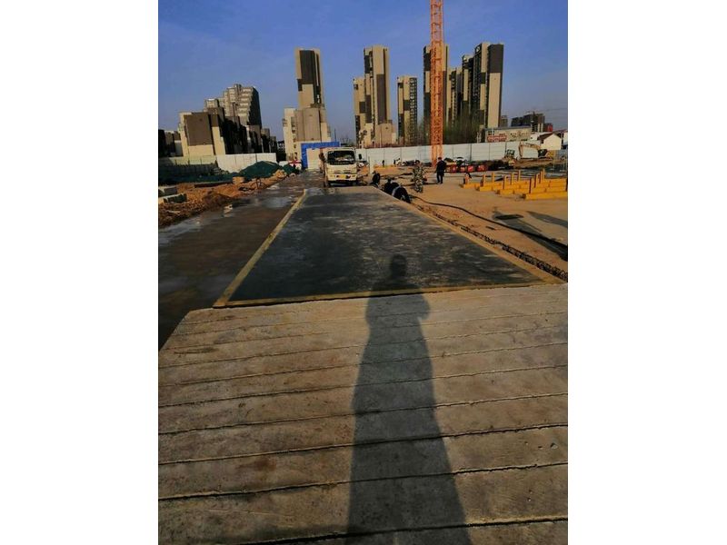 淮陽(yáng)縣建業(yè)城三期項(xiàng)目 河南永暢建工集團(tuán)有限公司 3米*16米*100噸數(shù)字汽車(chē)衡 （地上衡）安裝案例